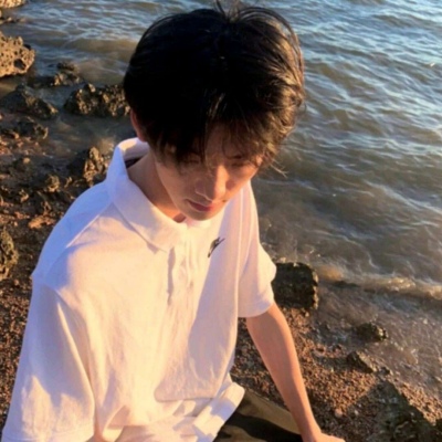 气质绝尘的干净qq头像男生酷毙图片