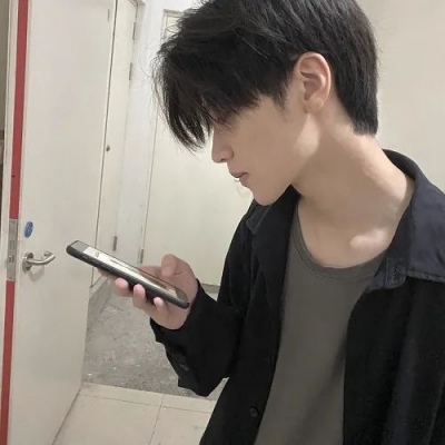 最新稳重清新俊逸的干净头像酷酷的男生图片大全图片