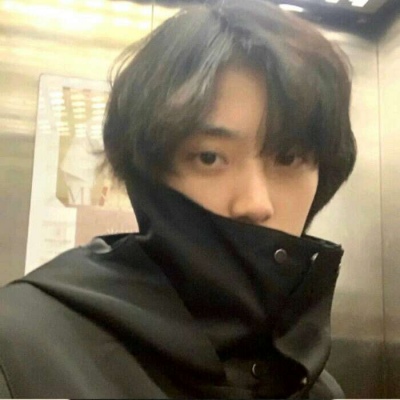 2021温文尔雅英姿飒爽的抱猫卡通头像男生图片