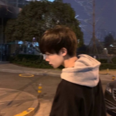 很清新淡雅的头像纯黑的男生什么性格图片