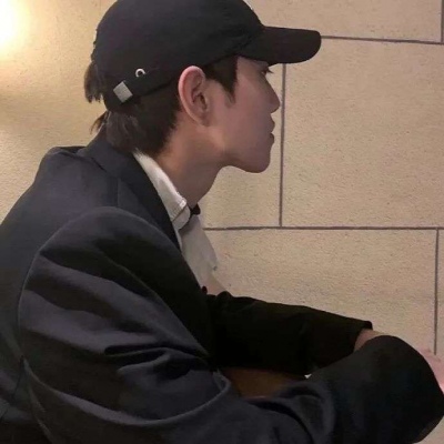 很清新淡雅的头像纯黑的男生什么性格图片