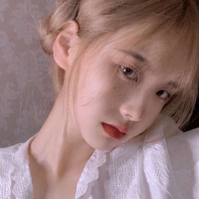 女生嘟嘟嘴超可爱头像