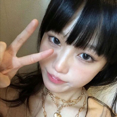 小清新背带裤女生头像