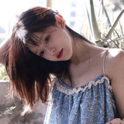 小清新背带裤女生头像