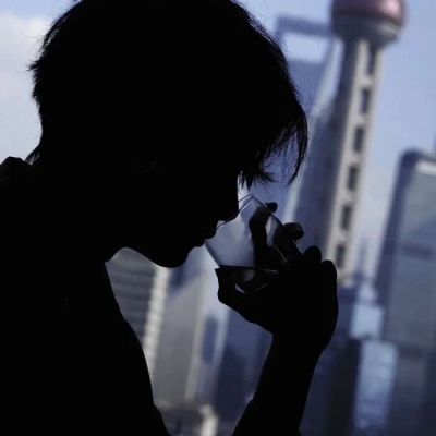 陌陌上很火的丧系帅气侧脸上半身头像男生像动漫