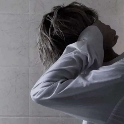 陌陌上很火的丧系帅气侧脸上半身头像男生像动漫图片