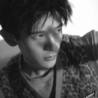 陌陌上很火的丧系帅气侧脸上半身头像男生像动漫图片