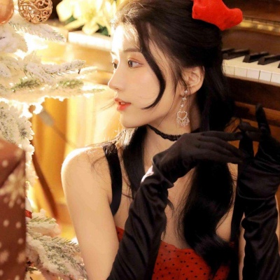 盘腿拿手机的女生头像