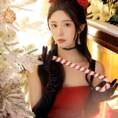 盘腿拿手机的女生头像