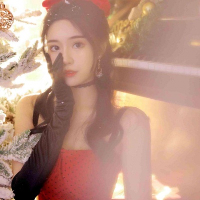 盘腿拿手机的女生头像