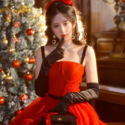 盘腿拿手机的女生头像