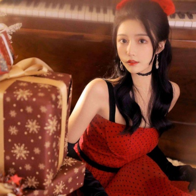 盘腿拿手机的女生头像