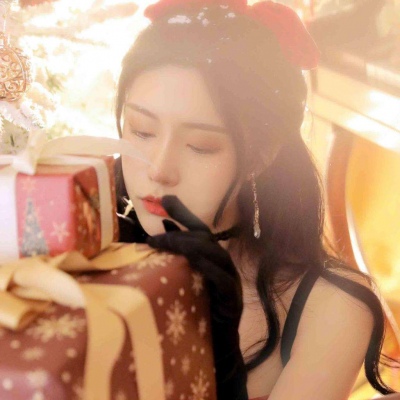 盘腿拿手机的女生头像