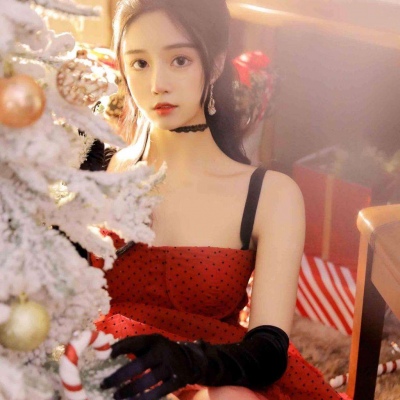 盘腿拿手机的女生头像
