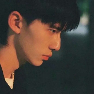2021男生背影灰色头像图片