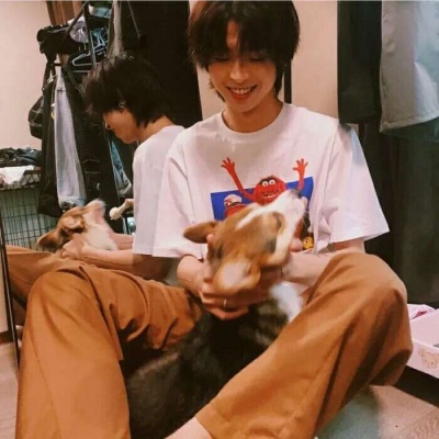 2021男生背影灰色头像图片