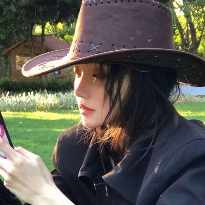 戴复古圆眼镜女生头像