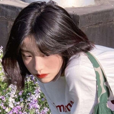 qq头像女生有带字头像