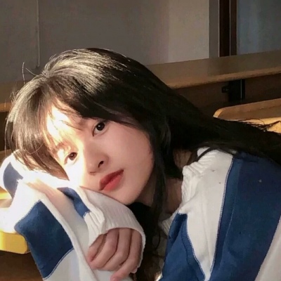 只有半张脸的女生头像