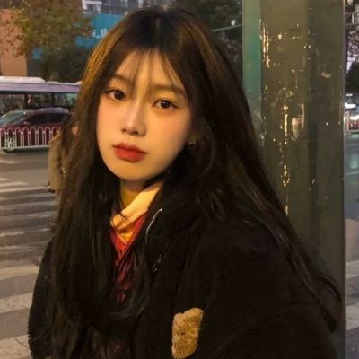只有半张脸的女生头像