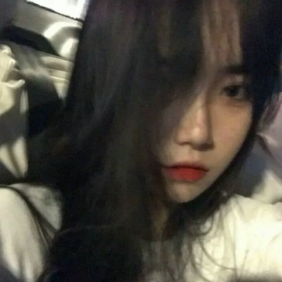 只有半张脸的女生头像