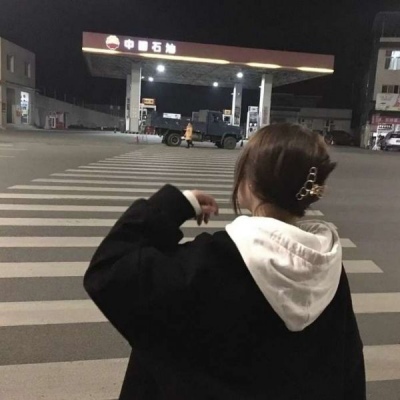 只有半张脸的女生头像