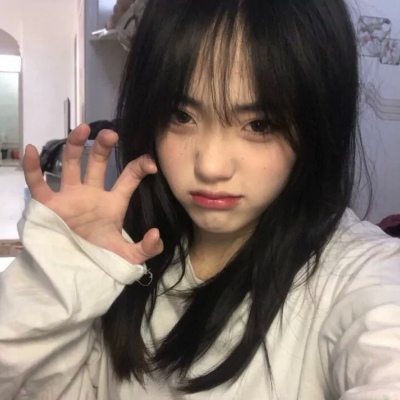 只有半张脸的女生头像