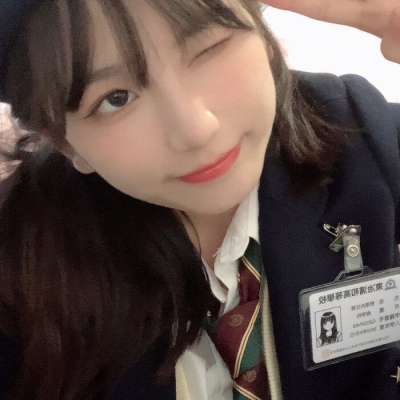 只有半张脸的女生头像
