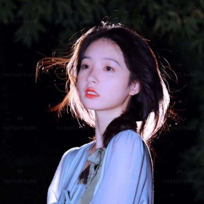 只有半张脸的女生头像
