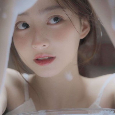 高冷女生卡通背面头像