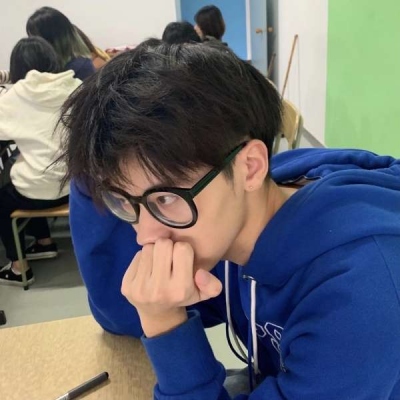 ins风超级成熟的高清头像男生帅气正面动漫图片