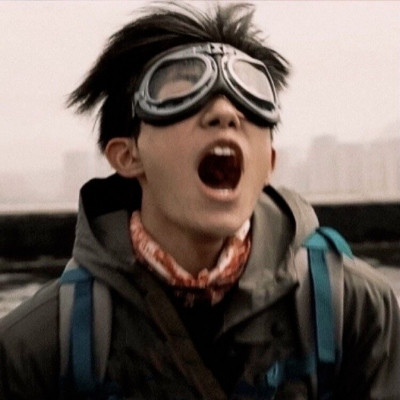 最火的搞怪的ins风男生头像带血 心被伤了图片