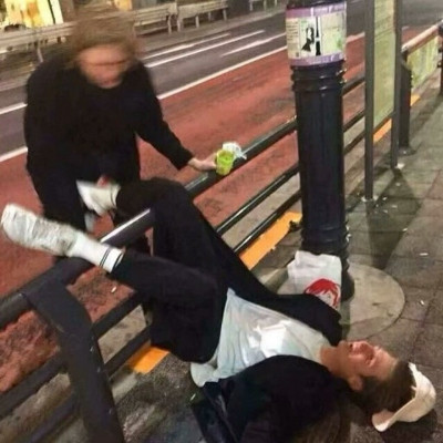 最火的搞怪的ins风男生头像带血 心被伤了图片