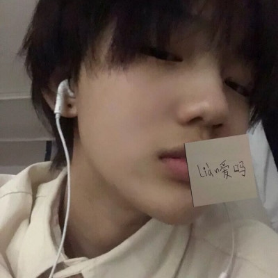 最火的搞怪的ins风男生头像带血 心被伤了图片