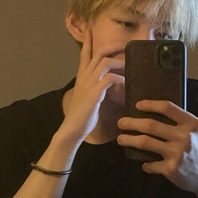 最火的搞怪的ins风男生头像带血 心被伤了图片