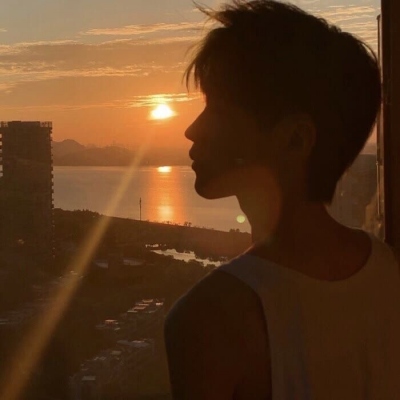 2021最新版男生拿花朵的头像图片唯美图片素材图片