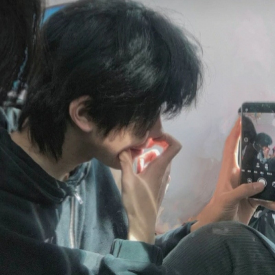 2021最新版男生拿花朵的头像图片唯美图片素材图片