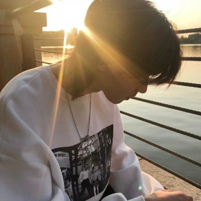 2021最新版男生拿花朵的头像图片唯美图片素材图片