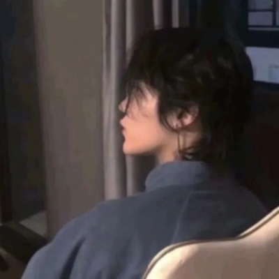 2021最新版男生拿花朵的头像图片唯美图片素材图片