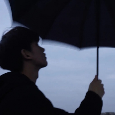 2021最新版男生拿花朵的头像图片唯美图片素材图片