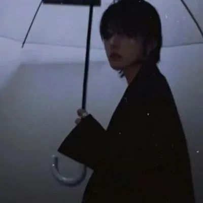 2021最新版男生拿花朵的头像图片唯美图片素材图片