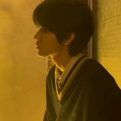 2021最新版男生拿花朵的头像图片唯美图片素材图片