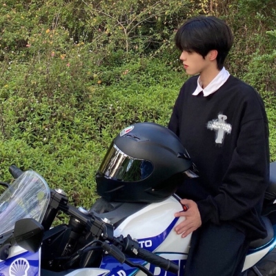 很有浪漫氛围的头像真人男生露脸图片
