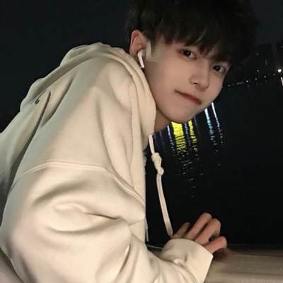 很有浪漫氛围的头像真人男生露脸图片