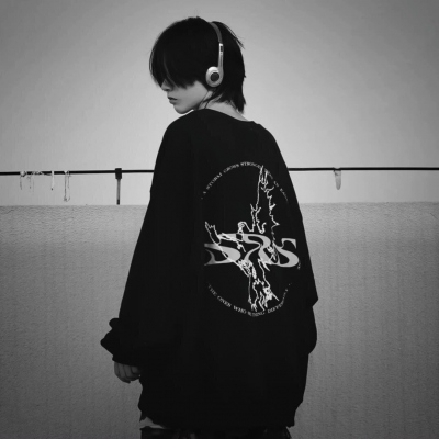 最新优质帅气的阳光男生手拿农夫山泉头像图片