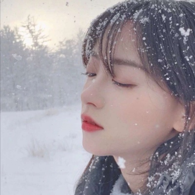 高清干净的冬天好看qq头像女生雨中漫步图片