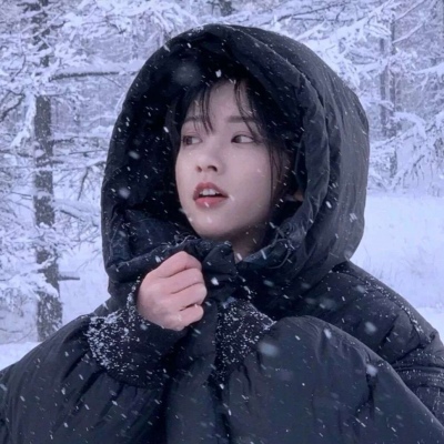 高清干净的冬天好看qq头像女生雨中漫步图片