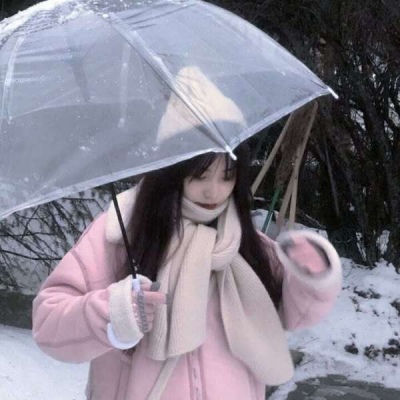 高清干净的冬天好看qq头像女生雨中漫步图片