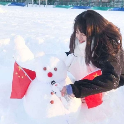 高清干净的冬天好看qq头像女生雨中漫步图片