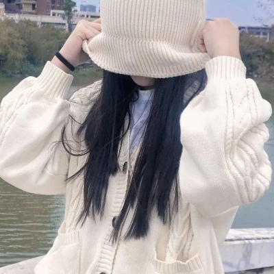 高清干净的冬天好看qq头像女生雨中漫步图片